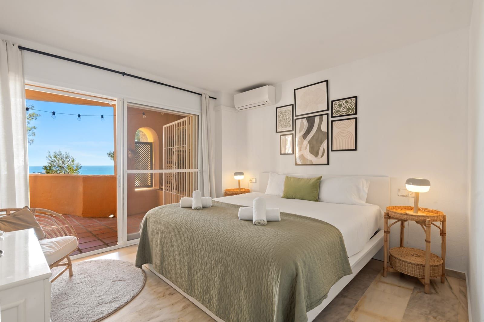 Master bedroom with sea view balcony at La Quinta Ca5a