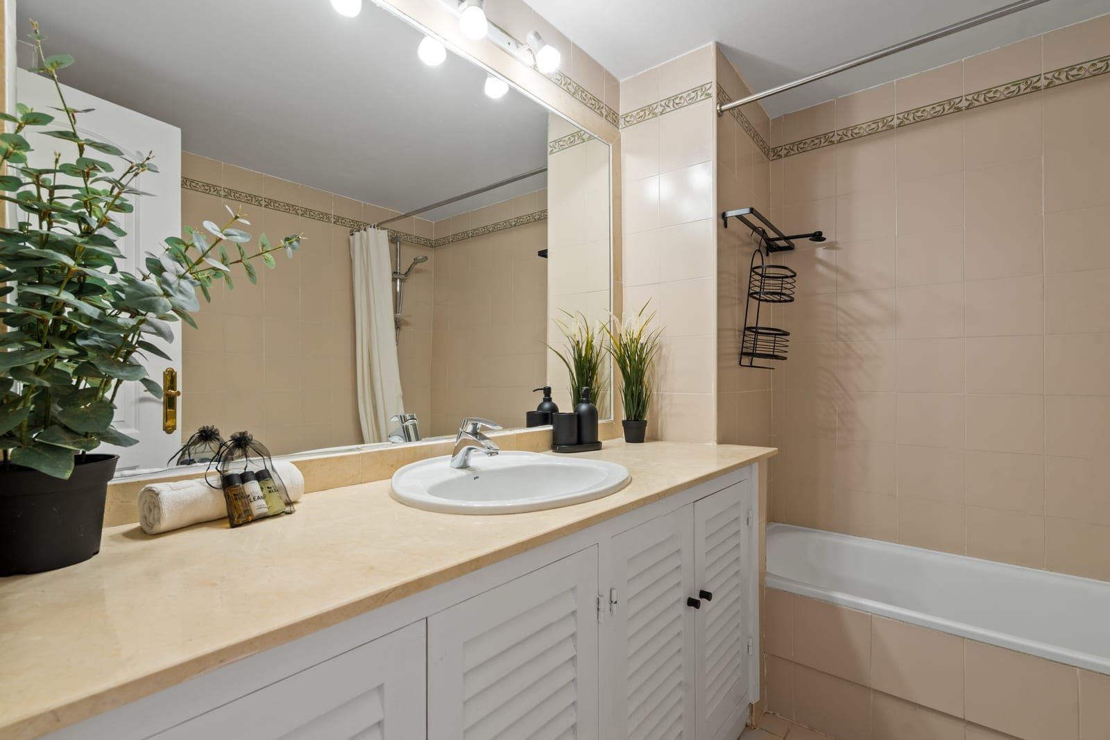 Bathroom with bathtub at La Quinta Ca5a Costa del Sol