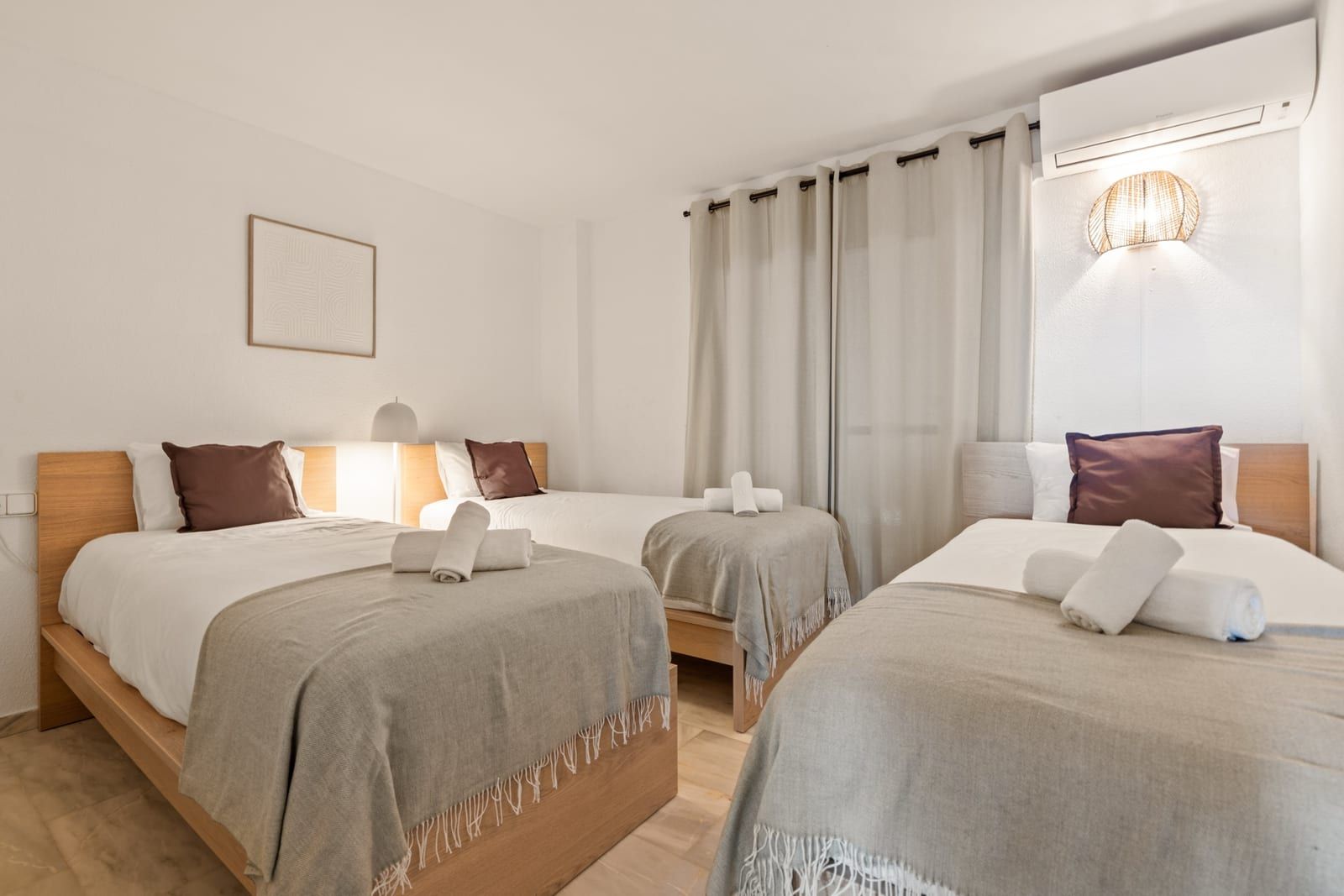 Twin bedroom with three single beds at La Quinta Ca5a