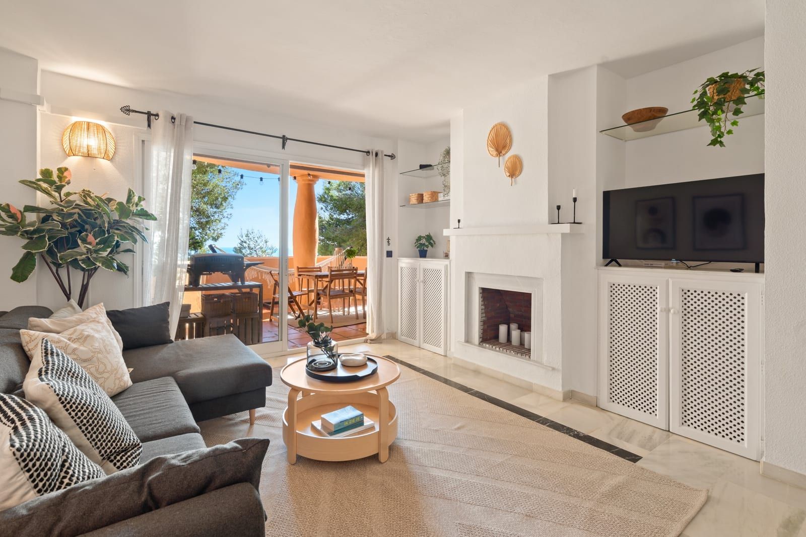 Living room with warm lighting at La Quinta Ca5a