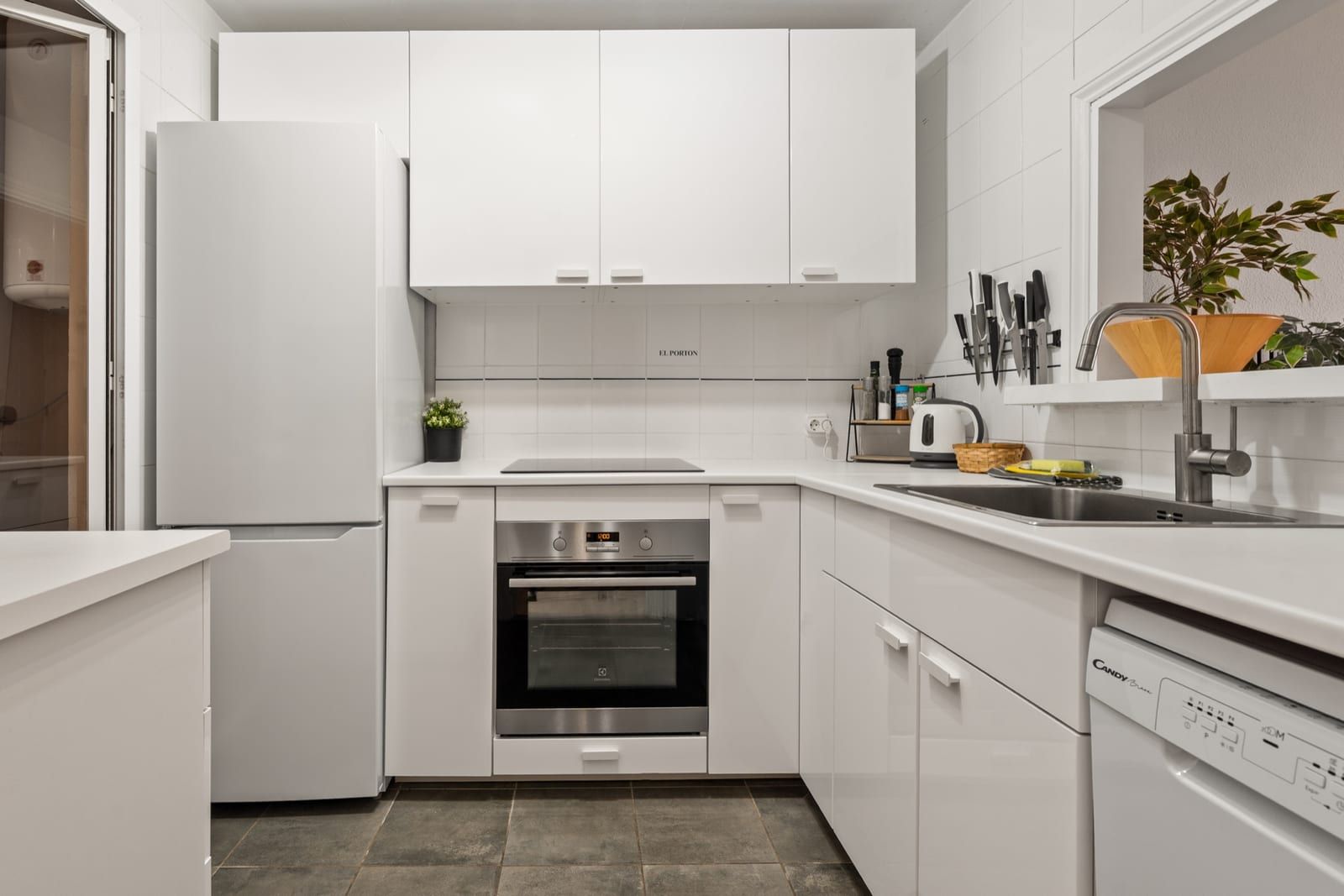 Fully equipped modern kitchen at La Quinta Ca5a