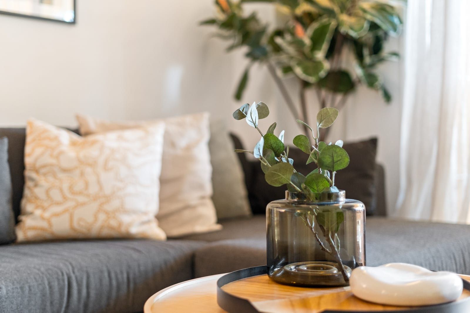 Warm interior details and rattan furniture at La Quinta Ca5a